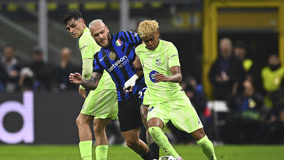 西蒙斯无球可打却成打工人天花板（无球可上场的西蒙斯，却活成了打工人天花板）