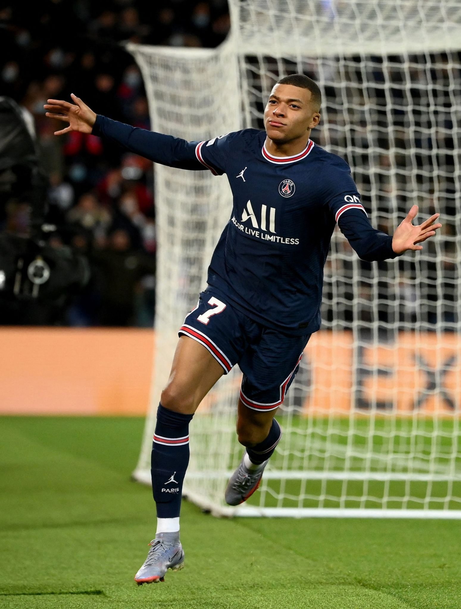 欧冠小组赛名额争夺白热化（欧冠小组席位之争愈演愈烈）