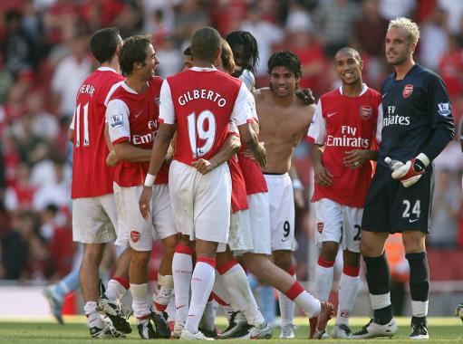 欧文突破防守助攻制胜（欧文强突防线送出制胜助攻）