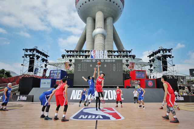 霍安说巴萨和切尔西上半场势均力敌，主持人：以为我们没看球吗？（霍安称巴萨与切尔西半场五五开，主持人反问：把我们当没看球的？）