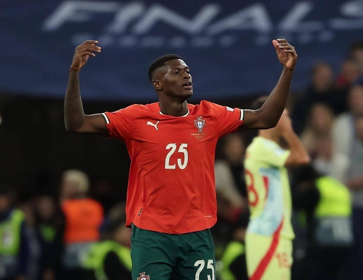 30万美元！迈阿密国际夺MLS冠军奖金揭秘，梅西带队创造双重收获（30万美元奖金曝光：迈阿密国际夺MLS桂冠内幕，梅西率队喜获双重回报）