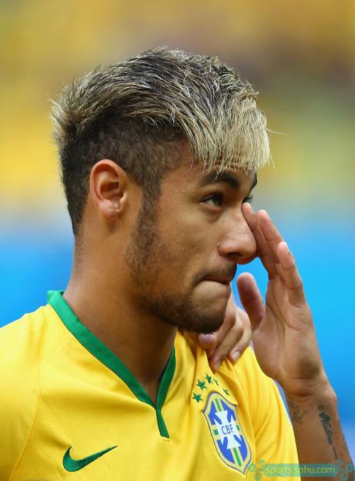 皇马下赛季主场球衣谍照：经典白色主色调，深绿镶边+粉红三道杠（皇马新赛季主场球衣曝光：经典纯白基调，深绿滚边配粉色三条纹）