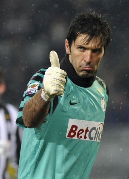 科贝：维尼修斯、82等人不满阿隆索，姆巴佩、裤袜等人支持他（科贝：维尼修斯、82等人对阿隆索不满，姆巴佩、裤袜等力挺阿隆索）